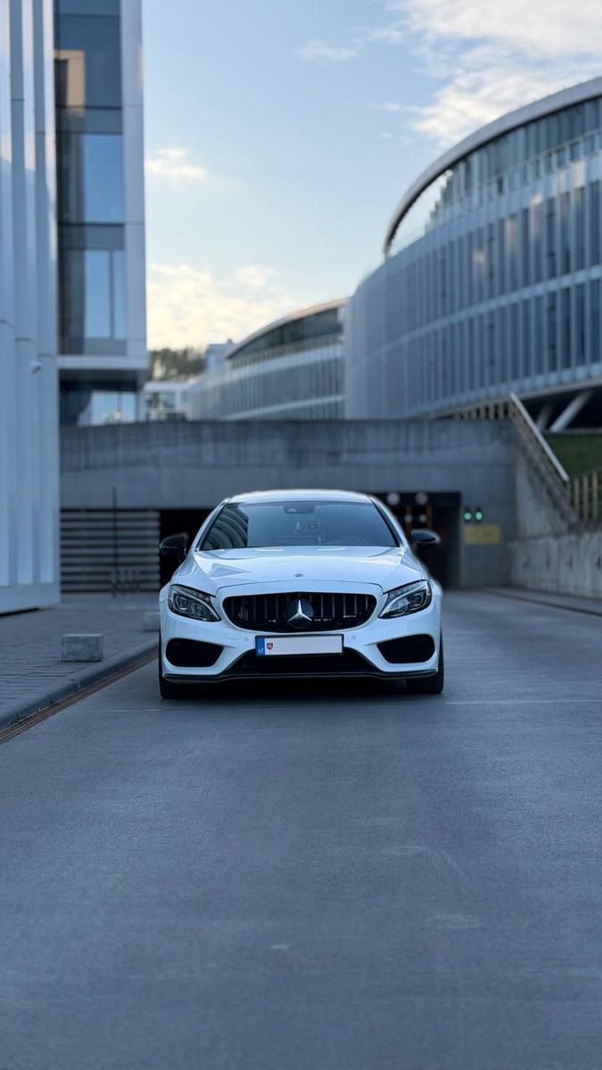 Mercedes-AMG Coupé photograph 2 of 12